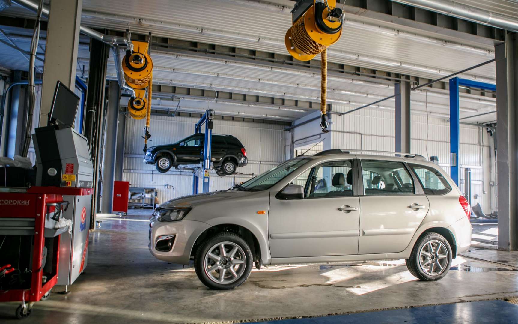 Машина ола. Автоцентр Парус Казань. Автосалон ВАЗ фото. Джаг электро в автосалоне фото.